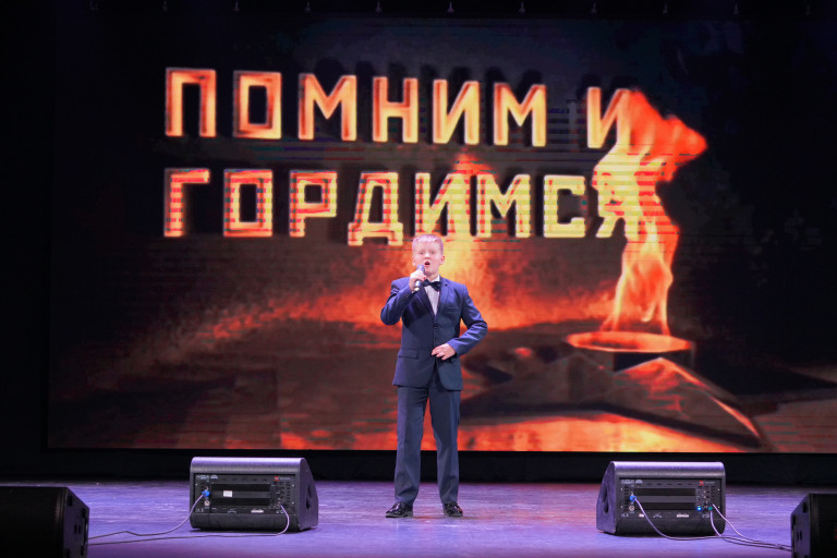 Песня Герой своей страны ,солист Святослав Добрынин с хором юношей и мальчиков СМХК,г. Екатеринбург