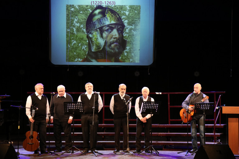 Мы помним годы трудные России