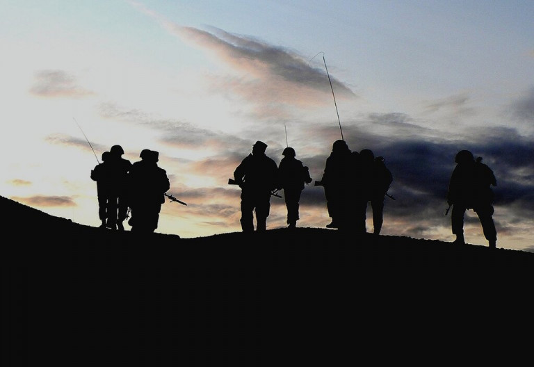 "Перед нами дороги неспешно ползли"