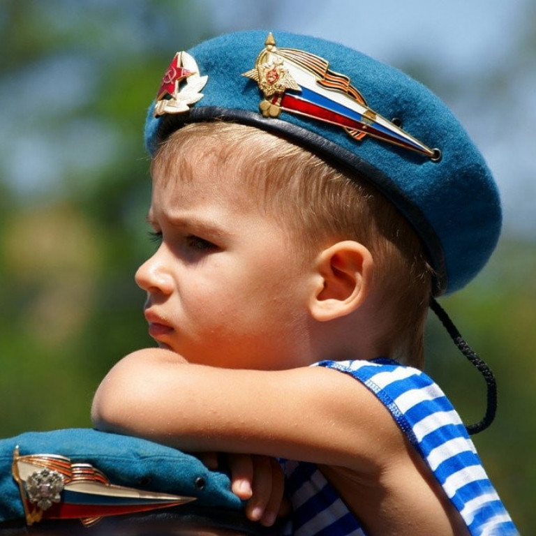 Я скоро десантником стану как папа