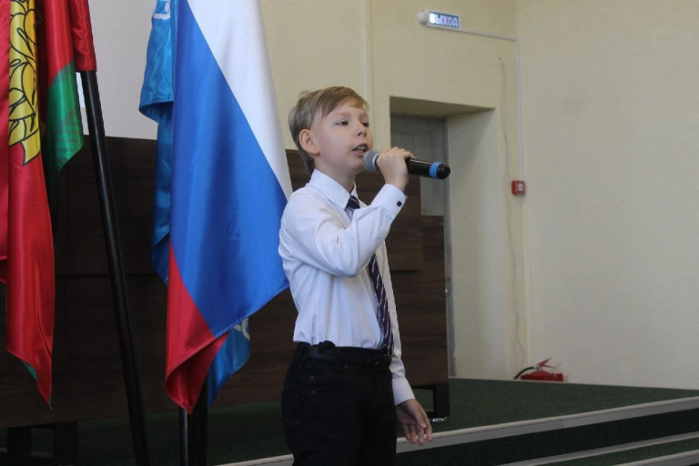 С гордостью за Россию,поет Тимур Борисов 10 лет.Родина