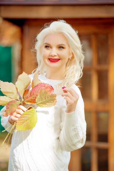 "В ЛИСТОПАДЕ...ОСЕНЬ"Слова, музыка, исполнение - Елена Нестерова