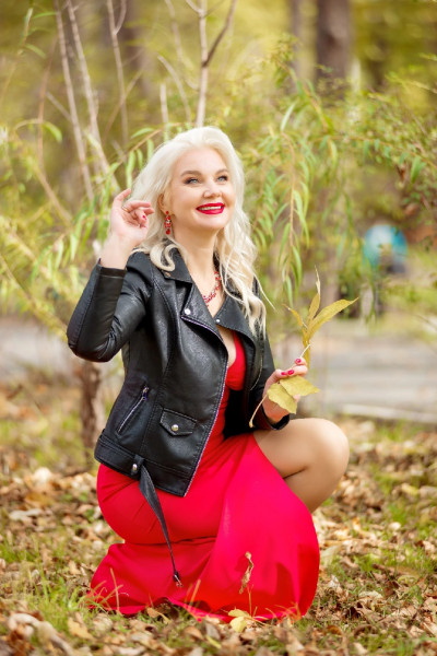 "В ЛИСТОПАДЕ...ОСЕНЬ"Слова, музыка, исполнение - Елена Нестерова