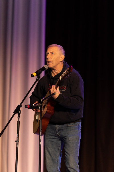 РодинаВ твоих глазах синеет  небо,В косичках - бант из облаков.