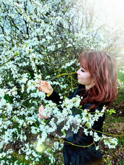 MАRIА КРЫМ-ГЛЯЖУ В ОЗЁРА СИНИЕ(Тени исчезают в полдень)