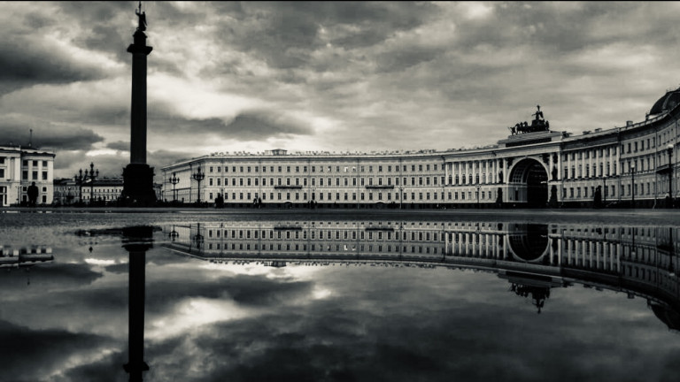 На ладонях площадей