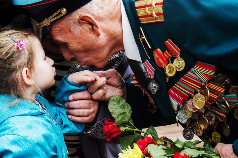 Ветераны идут на парад