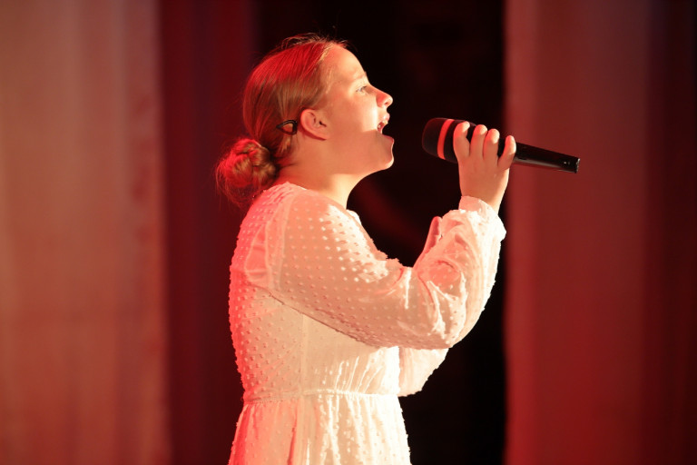 А зори стоят здесь тихие