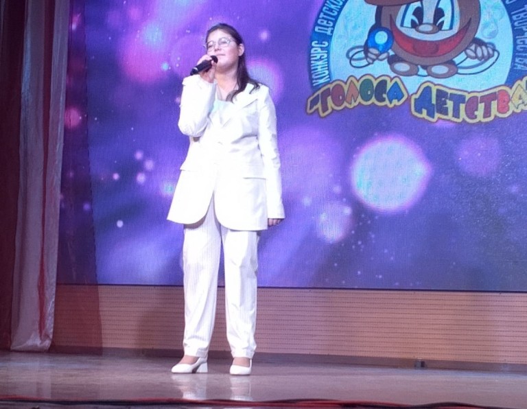 Песня "Мама,жди!..." исполняет Евгения Лаврентьева