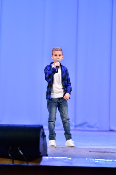 Четыре попугая котенок и щенок