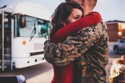 Горели свечи у икон