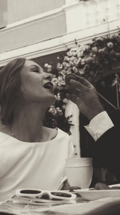 Белым по чёрному